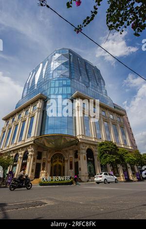 Hanoi, Vietnam - 28 maggio 2023: La Doji Tower si innalza sullo skyline, il suo design elegante e moderno è una giustapposizione all'architettura tradizionale di Hanoi. ITS Foto Stock