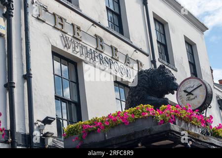 Maidenhead, Berkshire, Regno Unito. 2 agosto 2023. The Bear, un pub Wetherspoon a Maidenhead, Berkshire. La catena di pub Wetherspoon ha annunciato che chiuderà altri 22 pub in tutta la loro tenuta, avendo già chiuso 29 pub quest'anno. Credito: Maureen McLean/Alamy Live News Foto Stock