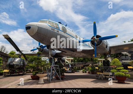 Hanoi, Vietnam - 28 maggio 2023: Un imponente velivolo a elica russo del passato, è un'attrazione sentinella al Museo di storia militare del Vietnam, un testamento Foto Stock