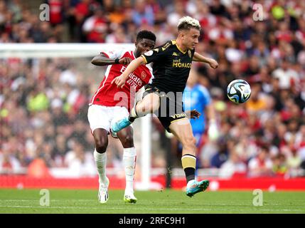 MENTRE Aleksandr Golovin (a destra) e Thomas Partey dell'Arsenal si battono per la palla durante la partita amichevole pre-stagionale all'Emirates Stadium di Londra. Data foto: Mercoledì 2 agosto 2023. Foto Stock