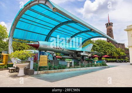 Hanoi, Vietnam - 28 maggio 2023: Un elegante e minaccioso MIG-17, una reliquia della guerra del Vietnam, arroccato con orgoglio nel Museo di storia militare del Vietnam. Una "S" netta Foto Stock