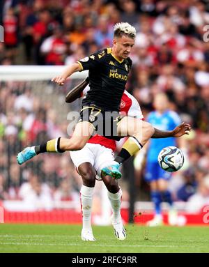 MENTRE Aleksandr Golovin (davanti) di Monaco e Thomas Partey dell'Arsenal si battono per la palla durante la partita amichevole pre-stagionale all'Emirates Stadium di Londra. Data foto: Mercoledì 2 agosto 2023. Foto Stock