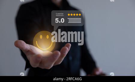 Gli uomini d'affari mostrano un sorriso felice rilassarsi faccia, buon feedback valutazione, pensare positivo, recensione del cliente, valutazione, soddisfazione. Foto Stock