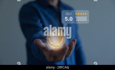 Gli uomini d'affari mostrano un sorriso felice rilassarsi faccia, buon feedback valutazione, pensare positivo, recensione del cliente, valutazione, soddisfazione. Foto Stock