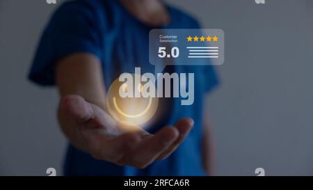 Gli uomini d'affari mostrano un sorriso felice rilassarsi faccia, buon feedback valutazione, pensare positivo, recensione del cliente, valutazione, soddisfazione. Foto Stock