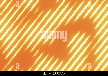 Linee volanti arancioni astratte e brillanti strisce di punti luminosi e particelle di energia astratte sfondo disco. Rendering 3D. Foto Stock