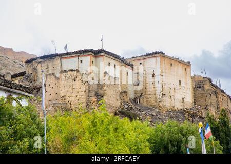 La splendida Chhusang, conosciuta anche come villaggio di Chuksang, nell'alta Mustang, nella montagna himalayana del Nepal Foto Stock