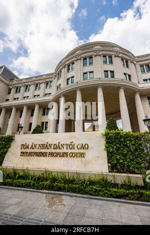 Hanoi, Vietnam - 28 maggio 2023: L'imponente edificio della Corte Suprema del popolo si erge sotto un cielo azzurro. La sua grandiosa facciata coloniale bianca Foto Stock