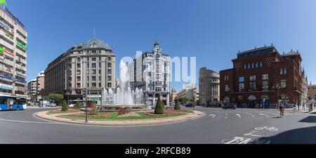 León Spagna - 07 04 2021: Vista panoramica sulla piazza e la fontana di Santo Domingo, sulla piazza centrale del centro, un'iconica piazza della città, edifici iconici, L Foto Stock