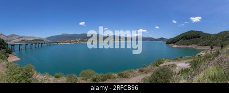 Vista panoramica sul lago artificiale di Riaño, situato sui Picos de Europa o Cime d'Europa, una catena montuosa che fa parte dei Monti Cantabrici di NOR Foto Stock