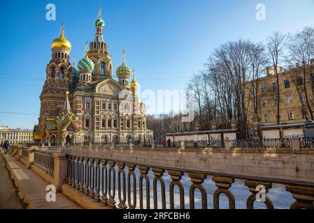 ST. PIETROBURGO, RUSSIA - 3 APRILE 2022: L'antica Cattedrale della Resurrezione di Cristo (Salvatore sul sangue versato) in una sera di primavera Foto Stock