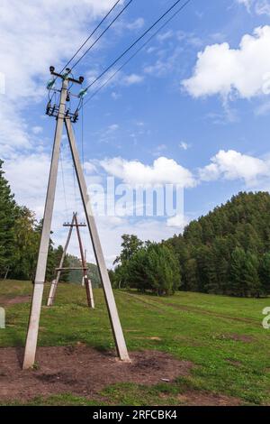 Linee elettriche aeree, paesaggio rurale, foto verticale Foto Stock