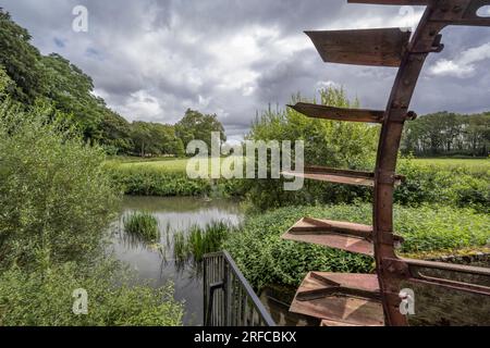 Vista dal mulino ad acqua presso i Painshill Gardens di Cobham, Surrey, Regno Unito Foto Stock