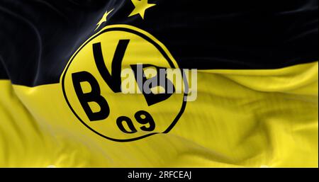 Dortmund, DE, 2 agosto 2023: Primo piano della bandiera di Borussia Dortmund. Club sportivo professionistico tedesco con sede a Dortmund. Editoriale illustrativo 3d illu Foto Stock