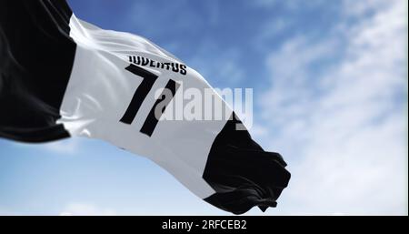 Torino, Italia, 1 agosto 2023: La bandiera della Juventus Football Club sventola in una giornata limpida. Società calcistica italiana con sede a Torino. Editoriale illustrativo Foto Stock