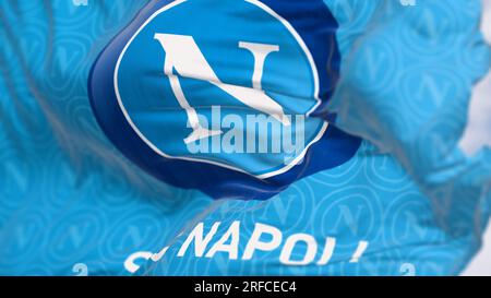 Napoli, IT, marzo 2023: Primo piano della bandiera calcistica del Napoli che sventola nel vento. Rendering illustrativo 3d editoriale. Messa a fuoco selettiva. Flutterin Foto Stock