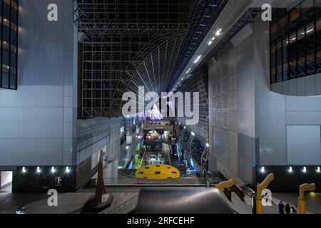 All'interno della stazione di Kyoto di notte. Stazione di Kyoto (Kyoto Eki), una delle principali stazioni ferroviarie e hub dei trasporti di Kyoto Foto Stock