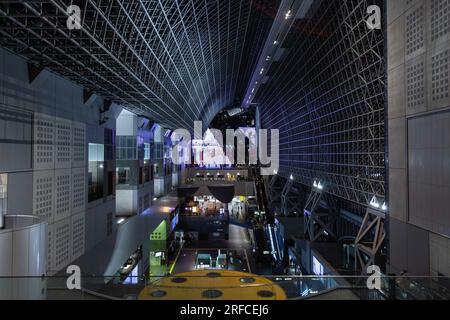 All'interno della stazione di Kyoto di notte. Stazione di Kyoto (Kyoto Eki), una delle principali stazioni ferroviarie e hub dei trasporti di Kyoto Foto Stock