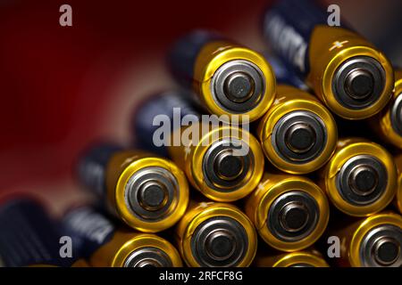 Primo piano su varie batterie alcaline ricaricabili AA per moduli accumulatori di produzione di massa ad alta potenza ed energia per veicoli elettrici Foto Stock