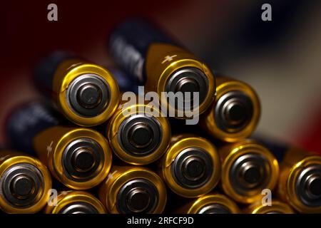 Primo piano su varie batterie alcaline ricaricabili AA per moduli accumulatori di produzione di massa ad alta potenza ed energia per veicoli elettrici Foto Stock
