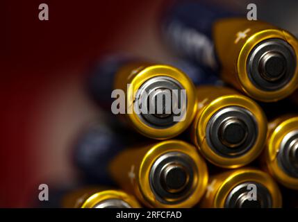 Primo piano su varie batterie alcaline ricaricabili AA per moduli accumulatori di produzione di massa ad alta potenza ed energia per veicoli elettrici Foto Stock