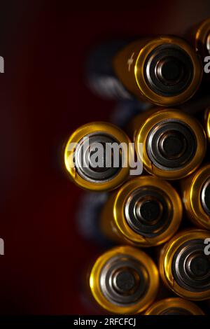 Primo piano su varie batterie alcaline ricaricabili AA per moduli accumulatori di produzione di massa ad alta potenza ed energia per veicoli elettrici Foto Stock