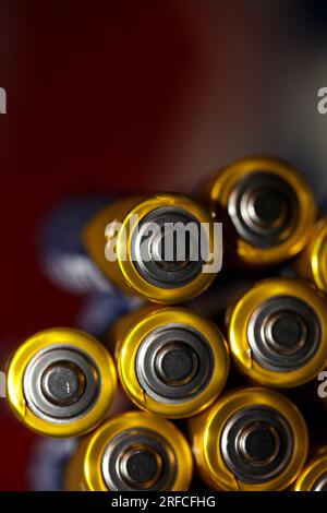 Primo piano su varie batterie alcaline ricaricabili AA per moduli accumulatori di produzione di massa ad alta potenza ed energia per veicoli elettrici Foto Stock