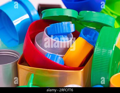 Vari tappi a vite e tappi in plastica per il riciclaggio Foto Stock