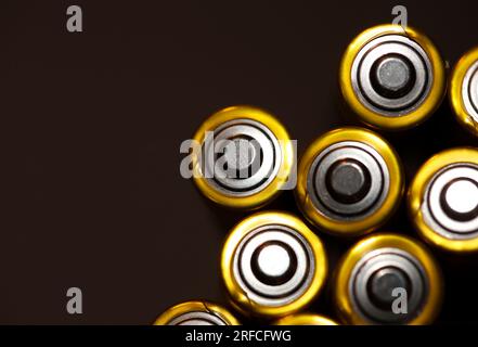 Primo piano su varie batterie alcaline ricaricabili AA per moduli accumulatori di produzione di massa ad alta potenza ed energia per veicoli elettrici Foto Stock