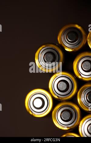 Primo piano su varie batterie alcaline ricaricabili AA per moduli accumulatori di produzione di massa ad alta potenza ed energia per veicoli elettrici Foto Stock