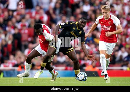 MENTRE il Monaco Youssouf Fofana (centro) combatte per il pallone con Eddie Nketiah (sinistra) dell'Arsenal e Martin Odegaard durante la partita amichevole pre-stagionale all'Emirates Stadium di Londra. Data foto: Mercoledì 2 agosto 2023. Foto Stock