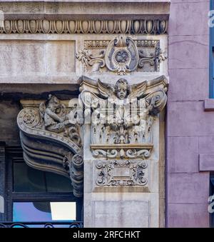 Punto di riferimento del Greenwich Village: I medici occupano ora gli uffici sopra la Bigelow Pharmacy al 412 della Sixth Avenue - seguire la freccia al neon. Foto Stock