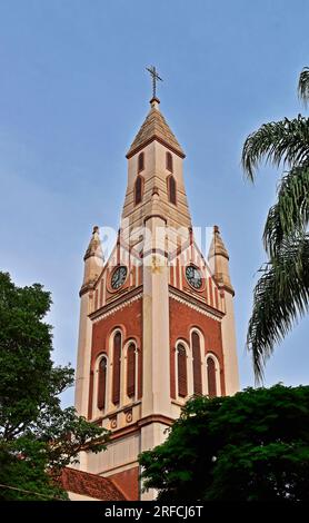 Facciata della Cattedrale metropolitana di San Sebastián a Ribeirão Preto, San Paolo, Brasile Foto Stock