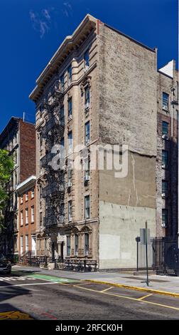 Greenwich Village Landmark: Sontuosamente decorato in pietra, il 135 West 10th Street è un edificio di appartamenti in mattoni a sei piani. Foto Stock