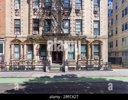 Greenwich Village Landmark: Sontuosamente decorato in pietra, il 135 West 10th Street è un edificio di appartamenti in mattoni a sei piani. Foto Stock