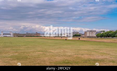 Guardando la città di Ayr dalla South Promenade, si vedono gli edifici municipali della contea e il municipio spier in lontananza. Foto Stock