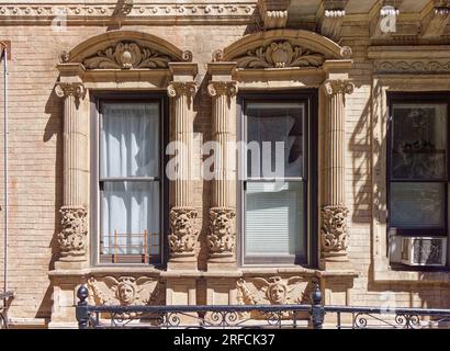 Greenwich Village Landmark: Sontuosamente decorato in pietra, il 135 West 10th Street è un edificio di appartamenti in mattoni a sei piani. Foto Stock