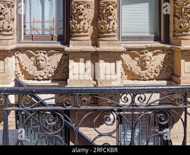 Greenwich Village Landmark: Sontuosamente decorato in pietra, il 135 West 10th Street è un edificio di appartamenti in mattoni a sei piani. Foto Stock