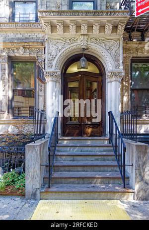 Greenwich Village Landmark: Sontuosamente decorato in pietra e terracotta, l'Adelaide è un edificio di appartamenti in mattoni a sei piani al 141 West 10th Street. Foto Stock