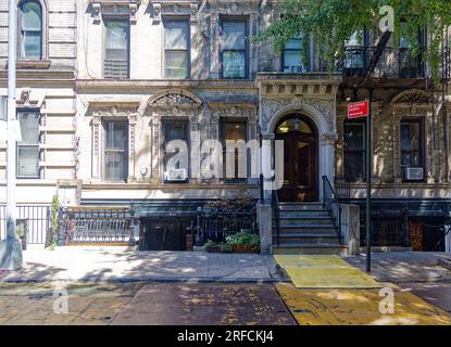 Greenwich Village Landmark: Sontuosamente decorato in pietra e terracotta, l'Adelaide è un edificio di appartamenti in mattoni a sei piani al 141 West 10th Street. Foto Stock