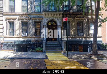 Greenwich Village Landmark: Sontuosamente decorato in pietra e terracotta, l'Adelaide è un edificio di appartamenti in mattoni a sei piani al 141 West 10th Street. Foto Stock