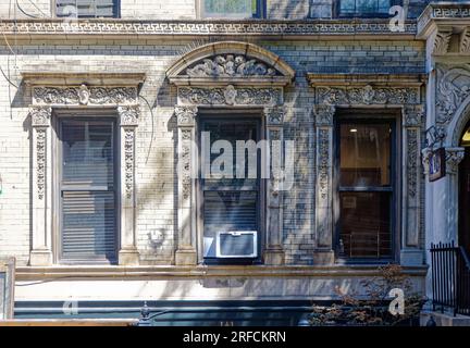 Greenwich Village Landmark: Sontuosamente decorato in pietra e terracotta, l'Adelaide è un edificio di appartamenti in mattoni a sei piani al 141 West 10th Street. Foto Stock