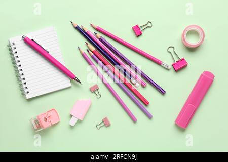 Set di cancelleria con matite su sfondo a colori Foto Stock