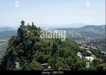 Stato di San Marino, Italia. Luglio 2023. Panorama dalle mura medievali sulla pianura Foto Stock