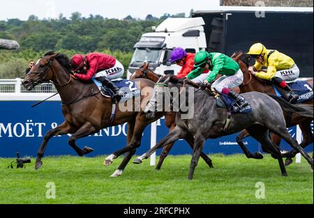 Random Harvest e il fantino Saffie Osborne vincono il gruppo 3 Longines Valiant Stakes per l'allenatore ed Walker e la proprietaria Lady Bamford. Foto Stock