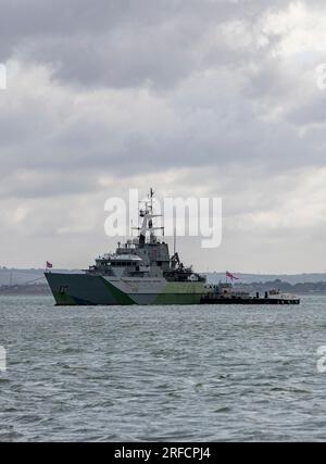 La nave da pattuglia della royal Navy HMS Tyne in servizio all'ancora nel solent come nave di guardia per l'annuale regata della settimana di cowes Foto Stock