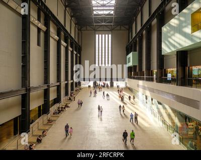 Interno della turbine Hall presso Tate Modern, Londra, Regno Unito Foto Stock