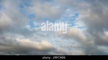 Strati di nuvole in rapido movimento in una umida serata estiva. Foto Stock