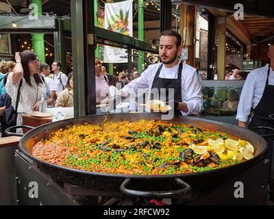 Bancarella di cibo per paella spagnola al Borough Market, Londra, Inghilterra, Regno Unito Foto Stock