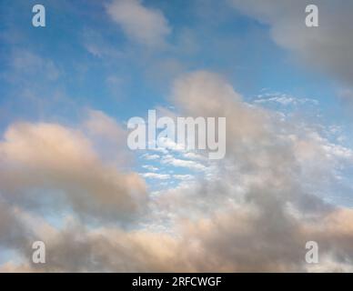 Strati di nuvole in rapido movimento in una umida serata estiva. Foto Stock